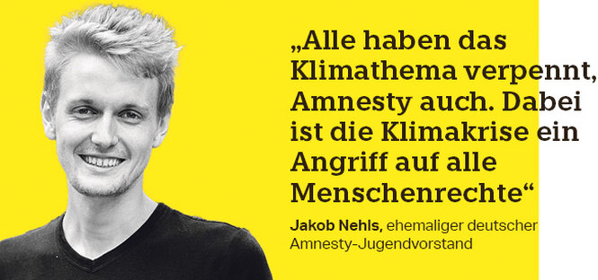 Ein Mann, neben ihm der Text: „Alle haben das Klimathema verpennt, Amnesty auch. Dabei ist die Klimakrise ein Angriff auf alle Menschenrechte“ Jakob Nehls, ehemaliger deutscher Amnesty-Jugendvorstand