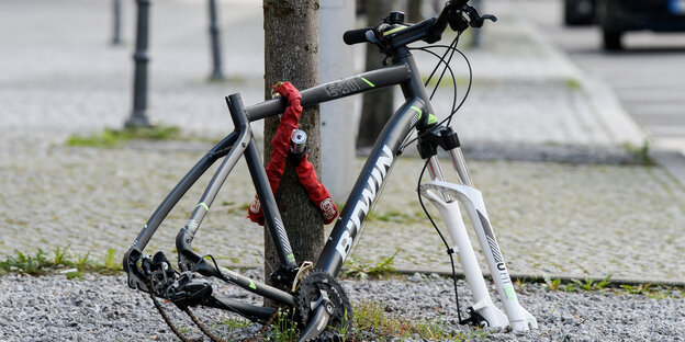 Ein abgeschlossener Radrahmen ohne Räder