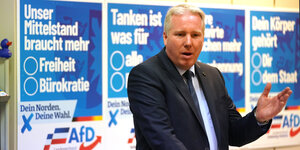 Verlierer: Jörg Nobis im Anzug vor AfD-Wahlplakaten