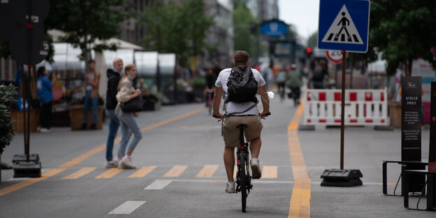 Ein Radfahrer auf der autofreien Friedrichstraße.
