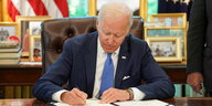 Joe Biden unterzeichnet den "Ukraine Democracy Defense Act of 2022"