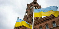 Das Foto zeigt ukrainische Flaggen vor dem Roten Rathaus.
