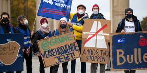 Autofrei-DemonstrantInnen vor dem Brandenburger Tor