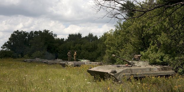 Panzer der Volksrepublik Donezk auf dem Rückzug von der Frontlinie