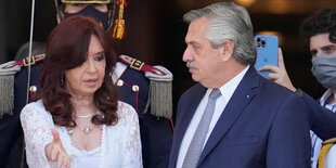 Christina Kirchner und Alberto Fernández blicken sich eisig an.