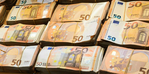 Reihen von 50 Euro Scheinen, mit Gummis zusammengehalten