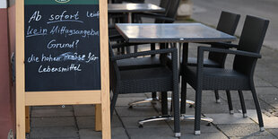 leere Kantine mit Schild "ab sofort kein Mittagsangebot. Grund die hohen Preise"