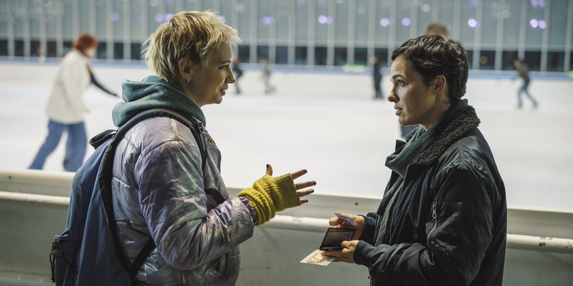 Kommissarin Eyckhoff (Verena Altenberger, rechts) befragt Stefanie Reither (Zoë Valks)