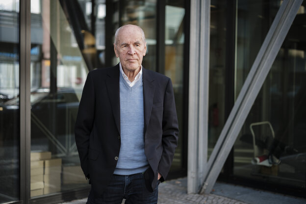 Der Kriminologe Christian Pfeiffer steht im taz-Haus Der Kriminologe Christian Pfeiffer steht im taz-Haus