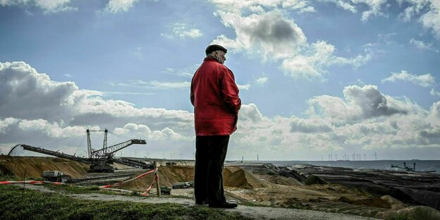 Ein Mann schaut auf den Tagebau Garzweiler
