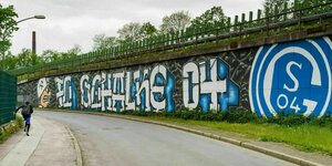 Der Schriftzug Schalke 04 groß in blau und weiß gesprayt auf einer Mauer