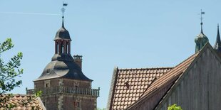 Blick auf ein altes Schloss mit hohen Turm