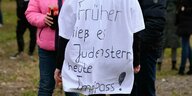 "Früher hieß es Judenstern heute Impfpass!" steht auf einem weißen Shirt