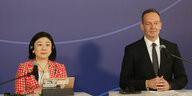 Karen Makishima, Digitalministerin in Jupan und Volker Wissing vor einer blauen Wand
