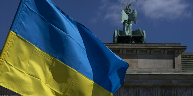 Das Foto zeigt eine ukrainische Flagge vor dem Brandenburger Tor