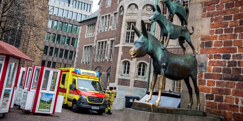 Rettungswagen hinter Bremer Stadtmusikanten-Denkmal