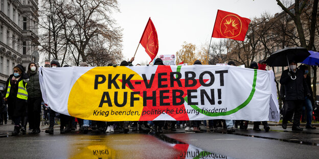 Demonstration für die Aufhebung des PKK-Verbots mit einem großen Transparent
