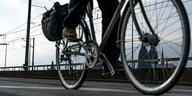Radfahrer auf der Deutzer Brücke in Köln
