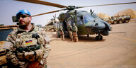 Bundeswehrsoldaten stehen an einem NH90-Hubschrauber im Camp Castor in Gao
