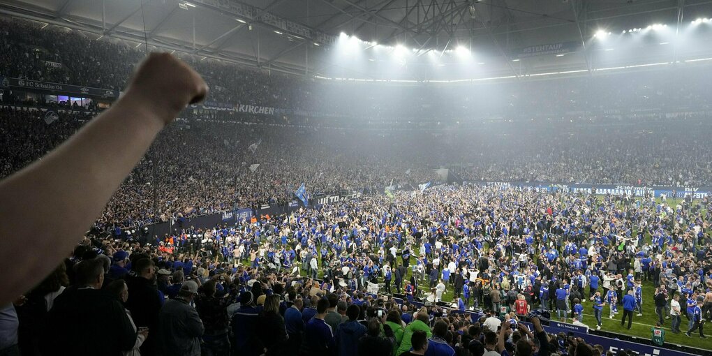 Rasen in Gelsenkirchen voll besetzt von Fans