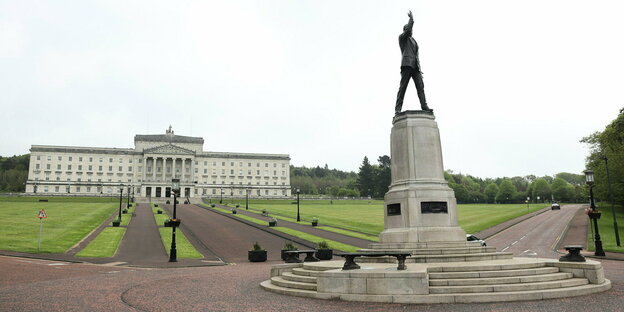 Parlamentsgebäude in Belfast und eine Statue davor