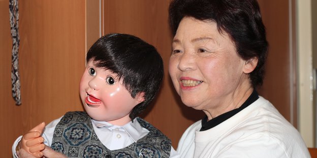Die Bauchrednerin Kotani Takako mit einer ihrer Puppen