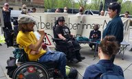 Behinderte Aktivist_innen vorm Abgeordnetenhaus