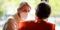 Eine Ukrainerin mit Mund-Nasen-Schutz in einer Beratungssituation im "WiramAlex", einer neuen Anlaufstelle für Flüchtlinge in Berlin