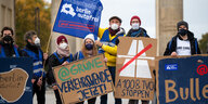 Mitglieder von verkehrspolitischen Initiativen protestieren am Brandenburger Tor