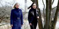Magdalena andersson im blauen Mantel und Sanna Marin in schwarzer Lederjacke gehen nebeneinander