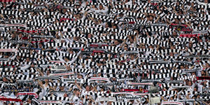 Ein Meer von schwarz-weißen Fanschals im Stadion