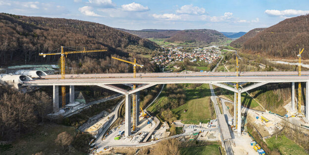 Eisenbahnbrücke im Bau mit Kränen