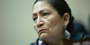 Deb Haaland blickt ernst zur Seite