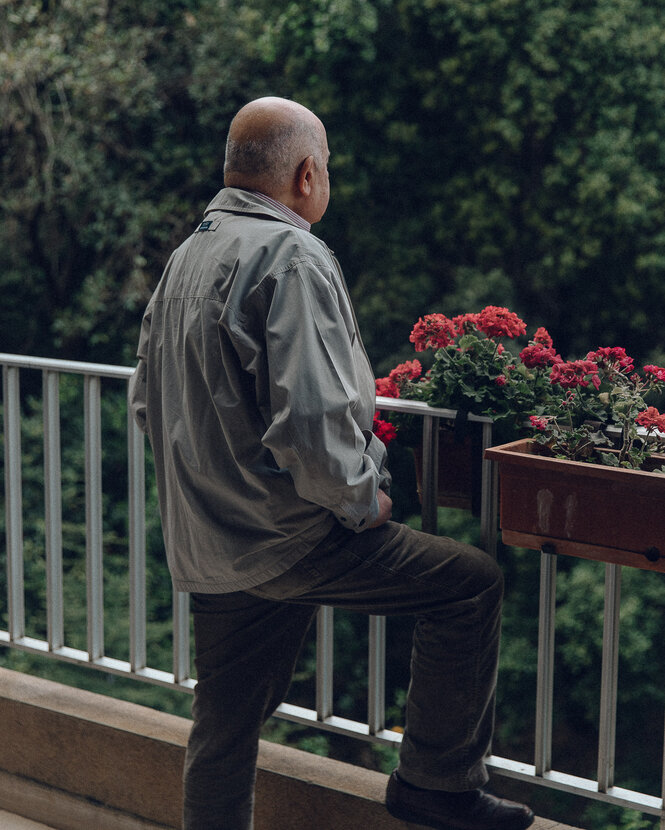 Mann steht auf Balkon