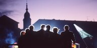 Politiker im Gegenlicht vor der Silhouette Dresdens