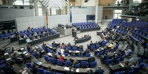 Blick in den Plenarsaal des Bundestages während einer Debatte