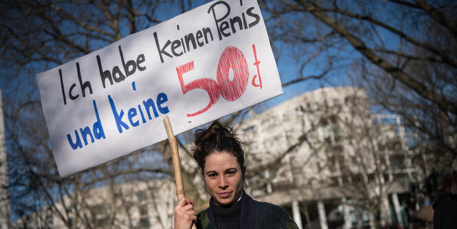 Eine Demonstrantin für gleichberechtigten und kostenlosen Zugang zu öffentlichen Toiletten bei einer Frauentagsveranstaltung in Berlin-Wedding.