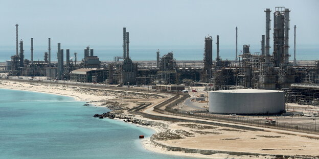 Ölraffinerie und Ölterminals, die direkt am Wasser liegen