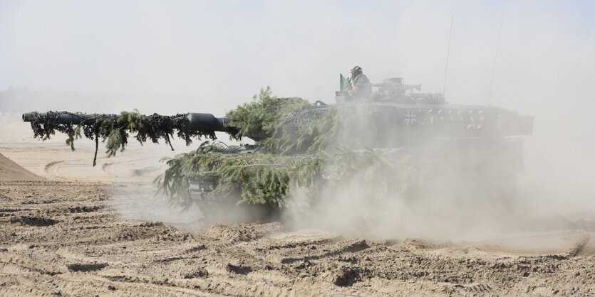 Eine Gefechtsübung mit dem Kampfpanzer Leopard 2 der Bundeswehr