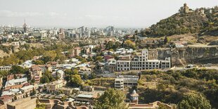 Blick über die Altstadt von Tiflis bei sonnigen Wetter