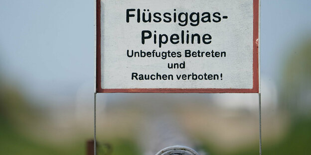 Blick auf eine Flüssiggas-Pipeline am Nordsee Gas Terminal. Schleswig-Holsteins Ministerpräsident Günther will, dass in Brunsbüttel Anfang des kommenden Jahres ein schwimmender LNG-Terminal in Betrieb genommen werden kann. N
