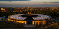Das Berliner Olympiastadion aus der Luft bei Nacht