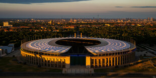 Das Berliner Olympiastadion aus der Luft bei Nacht