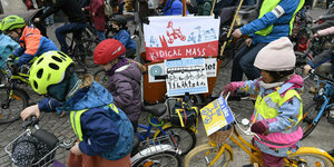 Kinder demonstrieren in Köln auf Fahrädern