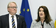 Der schwedische Verteidigungsminister und die Außenministerin stehen vor einer Europaflagge