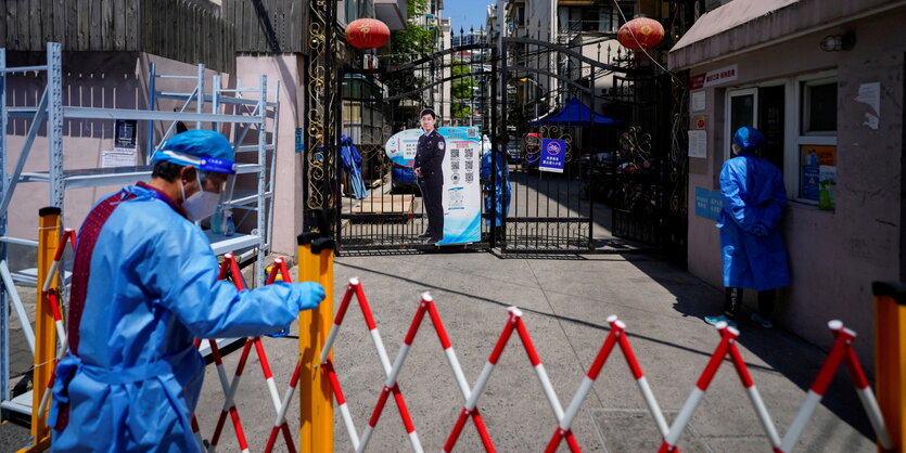 Absperrungen vor einem Wohnkomplex in Shanghai