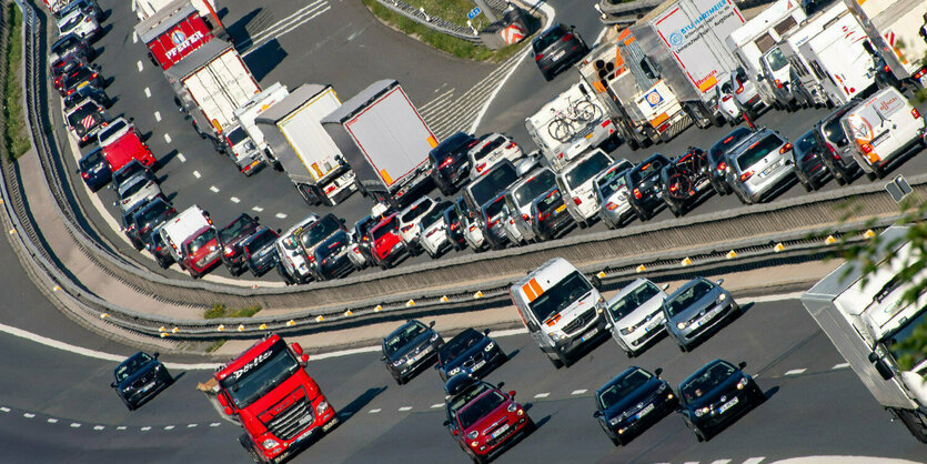 Autos auf einer sehr vollen Autobahn