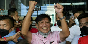 Ferdinand „Bongbong“ Marcos Jr. reckt seine Hände zur Siegergeste in die Höhe