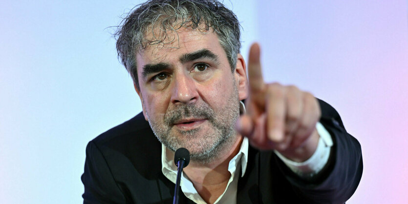 Deniz Yücel gestikuliert mit dem Finger