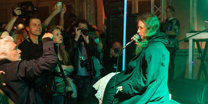 Maria Aljochina von Pussy Riot auf der Bühne in Berlin